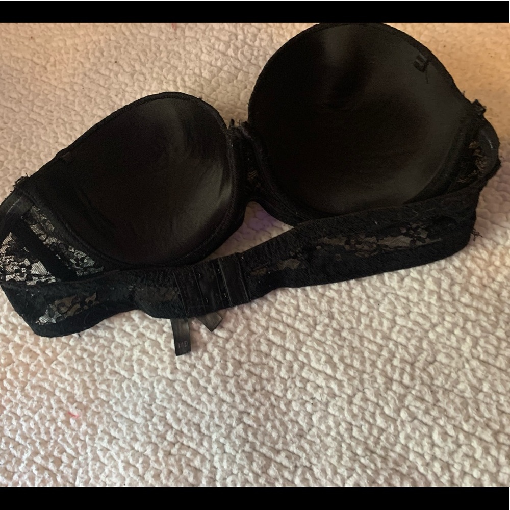 Black strapless bra